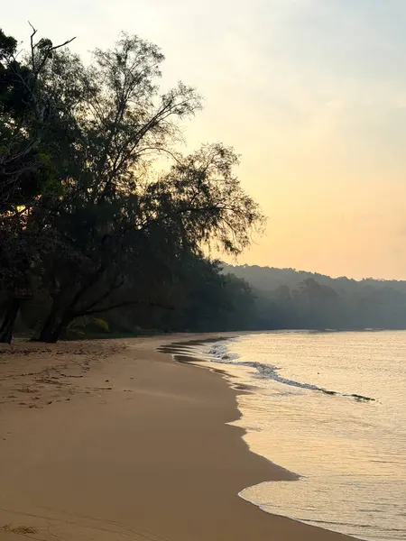 Kamboçya 'daki Koh Russey Adası' nda gözlerden uzak ve el değmemiş plajlar. Kamboçya açıklarında bulunan Bambu Adası olarak da bilinen Koh Russey 'in el değmemiş zarafetine kaçın.. 