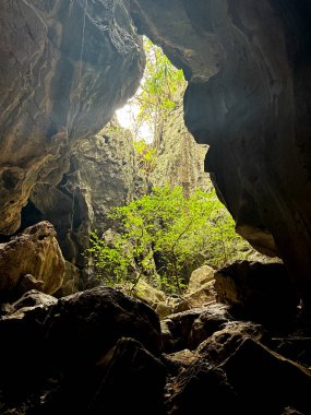 Kamboçya, Kamboçya yakınlarındaki Enigmatik Phnom Kbal Romeas Mağarası 'nı araştırıyoruz. Kamboçya, Kamboçya yakınlarındaki gizemli Phnom Kbal Romeas Mağarası 'na gidin. Bu büyüleyici görüntü mağaraları yakalıyor..