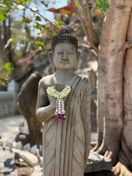 Kamboçya 'nın Eski Kraliyet Başkenti ve Kutsal Tapınakları' nı keşfetmek. Zamanda geri gidip Kamboçya 'nın eski kraliyet başkenti Oudong' u keşfedin. Burada tarih, maneviyat ve mimari....