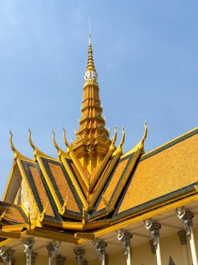 Phnom Penh Kraliyet Sarayı: Kamboçya Mirasının Görkemli Sembolü. Phnom Penh Kraliyet Sarayı 'nı keşfedin, Kamboçya, Phnom Penh' de Kamboçya Kralı 'nın resmi ikametgahı olarak hizmet veren çarpıcı bir mimari şaheser..