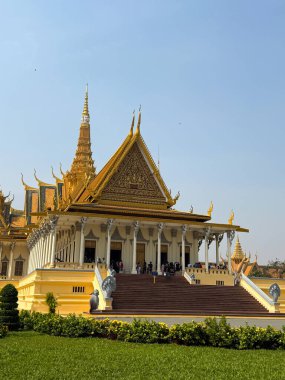 Phnom Penh Kraliyet Sarayı: Kamboçya Mirasının Görkemli Sembolü. Phnom Penh Kraliyet Sarayı 'nı keşfedin, Kamboçya, Phnom Penh' de Kamboçya Kralı 'nın resmi ikametgahı olarak hizmet veren çarpıcı bir mimari şaheser..