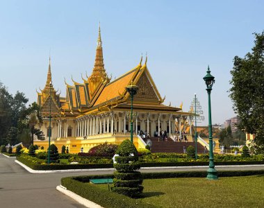 Phnom Penh Kraliyet Sarayı: Kamboçya Mirasının Görkemli Sembolü. Phnom Penh Kraliyet Sarayı 'nı keşfedin, Kamboçya, Phnom Penh' de Kamboçya Kralı 'nın resmi ikametgahı olarak hizmet veren çarpıcı bir mimari şaheser..