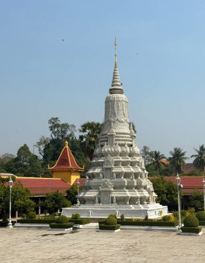 Phnom Penh Kraliyet Sarayı: Kamboçya Mirasının Görkemli Sembolü. Phnom Penh Kraliyet Sarayı 'nı keşfedin, Kamboçya, Phnom Penh' de Kamboçya Kralı 'nın resmi ikametgahı olarak hizmet veren çarpıcı bir mimari şaheser..