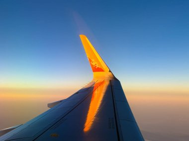 Druk Air Over Bhutan: Gündoğumunda çarpıcı bir hava manzarası. Bhutan 'ın üzerinde süzülen Druk Air uçağının nefes kesici bir görüntüsü. Ülkenin silueti ve görkemli Himalayalar güneşin altın renklerinde yıkandı. Bu eşsiz çekim Bhutan 'ı yakalıyor..