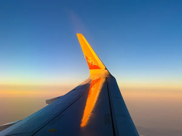 Druk Air Over Bhutan: Gündoğumunda çarpıcı bir hava manzarası. Bhutan 'ın üzerinde süzülen Druk Air uçağının nefes kesici bir görüntüsü. Ülkenin silueti ve görkemli Himalayalar güneşin altın renklerinde yıkandı. Bu eşsiz çekim Bhutan 'ı yakalıyor..