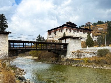 Paro, Butan: Serene Himalaya Kaçışı. Paro 'nun nefes kesici manzarası, Bhutan, ikonik manastırları, geleneksel Bhutanese mimarisi ve görkemli Himalaya arkaplanı ile gür Paro Vadisi' ne yerleşmiştir. Huzurlu Butan 'ı ile tanınan.
