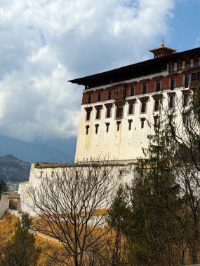 Paro, Butan: Serene Himalaya Kaçışı. Paro 'nun nefes kesici manzarası, Bhutan, ikonik manastırları, geleneksel Bhutanese mimarisi ve görkemli Himalaya arkaplanı ile gür Paro Vadisi' ne yerleşmiştir. Huzurlu Butan 'ı ile tanınan.