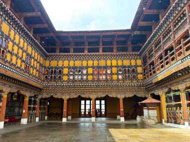 Paro, Butan: Serene Himalaya Kaçışı. Paro 'nun nefes kesici manzarası, Bhutan, ikonik manastırları, geleneksel Bhutanese mimarisi ve görkemli Himalaya arkaplanı ile gür Paro Vadisi' ne yerleşmiştir. Huzurlu Butan 'ı ile tanınan.
