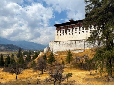 Paro, Butan: Serene Himalaya Kaçışı. Paro 'nun nefes kesici manzarası, Bhutan, ikonik manastırları, geleneksel Bhutanese mimarisi ve görkemli Himalaya arkaplanı ile gür Paro Vadisi' ne yerleşmiştir. Huzurlu Butan 'ı ile tanınan.