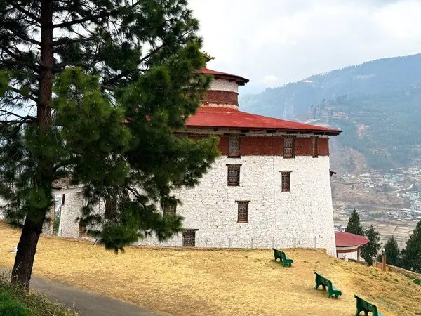 Paro, Butan: Serene Himalaya Kaçışı. Paro 'nun nefes kesici manzarası, Bhutan, ikonik manastırları, geleneksel Bhutanese mimarisi ve görkemli Himalaya arkaplanı ile gür Paro Vadisi' ne yerleşmiştir. Huzurlu Butan 'ı ile tanınan.