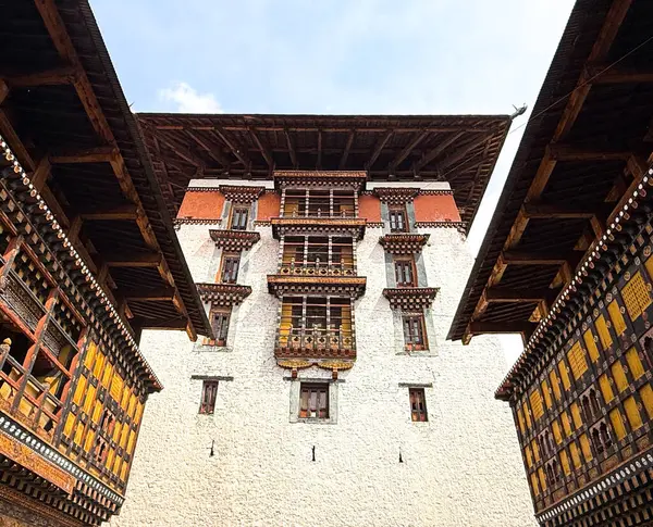 Paro, Butan: Serene Himalaya Kaçışı. Paro 'nun nefes kesici manzarası, Bhutan, ikonik manastırları, geleneksel Bhutanese mimarisi ve görkemli Himalaya arkaplanı ile gür Paro Vadisi' ne yerleşmiştir. Huzurlu Butan 'ı ile tanınan.