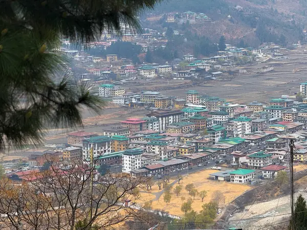 Paro, Butan: Serene Himalaya Kaçışı. Paro 'nun nefes kesici manzarası, Bhutan, ikonik manastırları, geleneksel Bhutanese mimarisi ve görkemli Himalaya arkaplanı ile gür Paro Vadisi' ne yerleşmiştir. Huzurlu Butan 'ı ile tanınan.