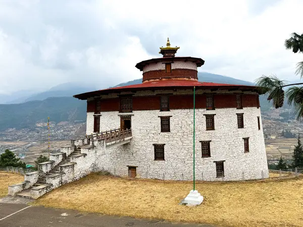 Paro, Butan: Serene Himalaya Kaçışı. Paro 'nun nefes kesici manzarası, Bhutan, ikonik manastırları, geleneksel Bhutanese mimarisi ve görkemli Himalaya arkaplanı ile gür Paro Vadisi' ne yerleşmiştir. Huzurlu Butan 'ı ile tanınan.