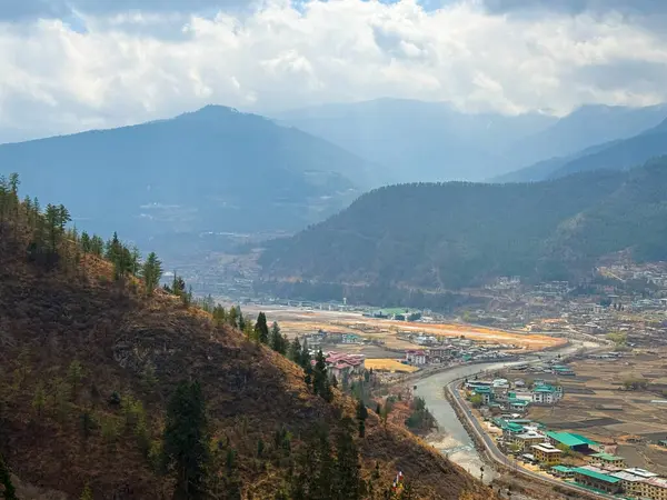 Paro, Butan: Serene Himalaya Kaçışı. Paro 'nun nefes kesici manzarası, Bhutan, ikonik manastırları, geleneksel Bhutanese mimarisi ve görkemli Himalaya arkaplanı ile gür Paro Vadisi' ne yerleşmiştir. Huzurlu Butan 'ı ile tanınan.