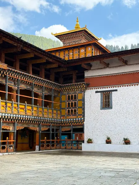 Paro, Butan: Serene Himalaya Kaçışı. Paro 'nun nefes kesici manzarası, Bhutan, ikonik manastırları, geleneksel Bhutanese mimarisi ve görkemli Himalaya arkaplanı ile gür Paro Vadisi' ne yerleşmiştir. Huzurlu Butan 'ı ile tanınan.