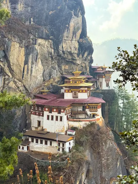 Tigers Nest Manastırı, Paro, Butan: Kutsal Himalaya Mucizesi. Tigers Nest Manastırı 'nın (Paro Taktsang) nefes kesen manzarası, Butan' daki Paro Vadisi 'nin kayalıklarına çarpıcı bir şekilde tünemişti..