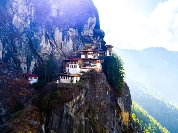Tigers Nest Manastırı, Paro, Butan: Kutsal Himalaya Mucizesi. Tigers Nest Manastırı 'nın (Paro Taktsang) nefes kesen manzarası, Butan' daki Paro Vadisi 'nin kayalıklarına çarpıcı bir şekilde tünemişti..