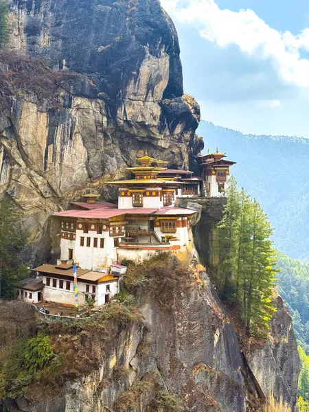 Tigers Nest Manastırı, Paro, Butan: Kutsal Himalaya Mucizesi. Tigers Nest Manastırı 'nın (Paro Taktsang) nefes kesen manzarası, Butan' daki Paro Vadisi 'nin kayalıklarına çarpıcı bir şekilde tünemişti..