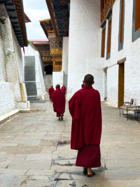 Punakha, Butan: Majestic Punakha Dzong 'un evi. Punakha, Bhutan 'ın en güzel ve tarihsel en önemli kalelerinden biri olan ikonik Punakha Dzong' un muhteşem manzarası.