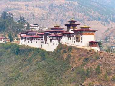 Punakha, Butan: Majestic Punakha Dzong 'un evi. Punakha, Bhutan 'ın en güzel ve tarihsel en önemli kalelerinden biri olan ikonik Punakha Dzong' un muhteşem manzarası.