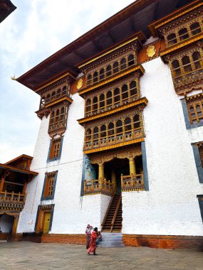 Punakha, Butan: Majestic Punakha Dzong 'un evi. Punakha, Bhutan 'ın en güzel ve tarihsel en önemli kalelerinden biri olan ikonik Punakha Dzong' un muhteşem manzarası.