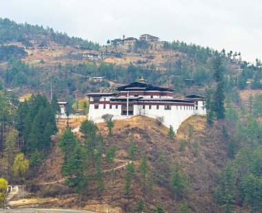 Thimphu, Butan: Himalaya Krallığı 'nda gelenek ve modernliğin bir karışımı. Thimphu 'nun çarpıcı manzarası, Bhutan' ın başkenti, Himalayalar tarafından çevrelenmiş yemyeşil bir vadiye yerleşmişti..