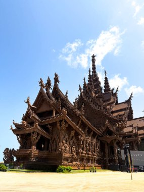 Pattaya, Tayland: Canlı Kıyı Hedefi. Pattaya, Tayland 'ın çarpıcı manzarası ünlü plajlarını, canlı gece hayatını ve kültürel simgelerini gözler önüne seriyor.. 