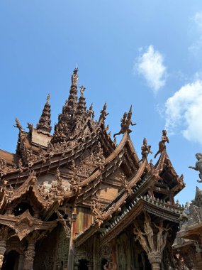 Pattaya, Tayland: Canlı Kıyı Hedefi. Pattaya, Tayland 'ın çarpıcı manzarası ünlü plajlarını, canlı gece hayatını ve kültürel simgelerini gözler önüne seriyor.. 