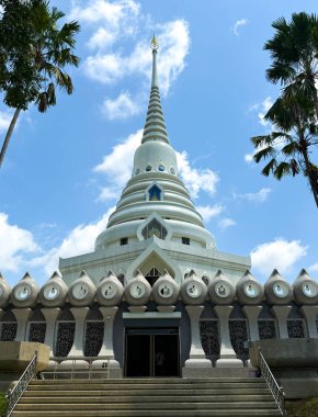 Pattaya, Tayland: Canlı Kıyı Hedefi. Pattaya, Tayland 'ın çarpıcı manzarası ünlü plajlarını, canlı gece hayatını ve kültürel simgelerini gözler önüne seriyor.. 