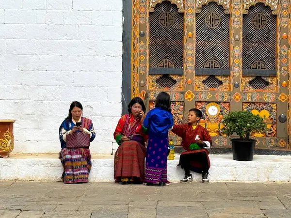 Punakha, Butan: Majestic Punakha Dzong 'un evi. Punakha, Bhutan 'ın en güzel ve tarihsel en önemli kalelerinden biri olan ikonik Punakha Dzong' un muhteşem manzarası.