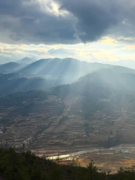 Thimphu, Butan: Himalaya Krallığı 'nda gelenek ve modernliğin bir karışımı. Thimphu 'nun çarpıcı manzarası, Bhutan' ın başkenti, Himalayalar tarafından çevrelenmiş yemyeşil bir vadiye yerleşmişti..