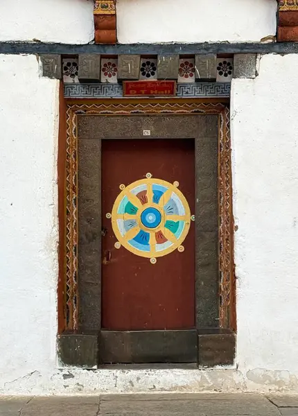 Thimphu, Butan: Himalaya Krallığı 'nda gelenek ve modernliğin bir karışımı. Thimphu 'nun çarpıcı manzarası, Bhutan' ın başkenti, Himalayalar tarafından çevrelenmiş yemyeşil bir vadiye yerleşmişti..