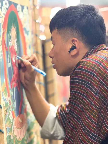 Thimphu, Butan: Himalaya Krallığı 'nda gelenek ve modernliğin bir karışımı. Thimphu 'nun çarpıcı manzarası, Bhutan' ın başkenti, Himalayalar tarafından çevrelenmiş yemyeşil bir vadiye yerleşmişti..