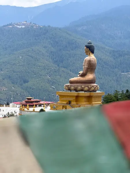 Thimphu, Butan: Himalaya Krallığı 'nda gelenek ve modernliğin bir karışımı. Thimphu 'nun çarpıcı manzarası, Bhutan' ın başkenti, Himalayalar tarafından çevrelenmiş yemyeşil bir vadiye yerleşmişti..