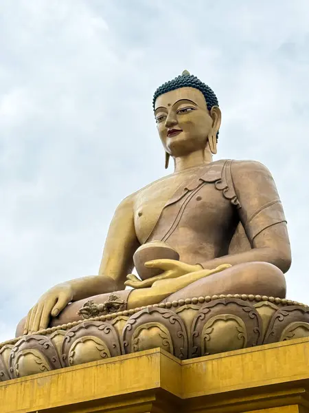 Thimphu, Butan: Himalaya Krallığı 'nda gelenek ve modernliğin bir karışımı. Thimphu 'nun çarpıcı manzarası, Bhutan' ın başkenti, Himalayalar tarafından çevrelenmiş yemyeşil bir vadiye yerleşmişti..