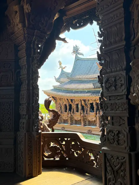 Pattaya, Tayland: Canlı Kıyı Hedefi. Pattaya, Tayland 'ın çarpıcı manzarası ünlü plajlarını, canlı gece hayatını ve kültürel simgelerini gözler önüne seriyor.. 