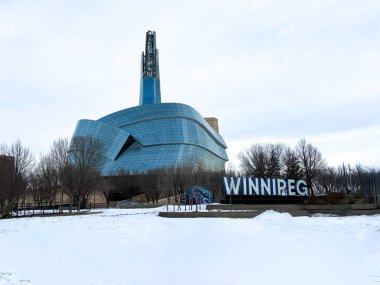 Winnipeg, Manitoba, Kanada: Kanada 'nın Yüreği. Winnipeg, Manitoba 'nın büyüleyici manzarası canlı şehir manzarası, kültürel simgeleri ve geniş açık çayır gökyüzü. The Forks, Kanada İnsan Hakları Müzesi ile tanınıyor..