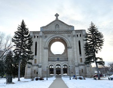 St. Boniface Katedrali-Basilica Winnipeg, Manitoba, Kanada: Kanada 'nın Yüreği. Winnipeg, Manitoba 'nın büyüleyici manzarası canlı şehir manzarası, kültürel simgeleri ve geniş açık çayır gökyüzü. Forks 'la tanınan.