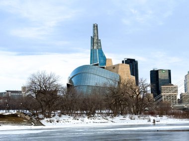 Kanada İnsan Hakları Müzesi Winnipeg, Manitoba, Kanada: Kanada 'nın Yüreği. Winnipeg, Manitoba 'nın büyüleyici manzarası canlı şehir manzarası, kültürel simgeleri ve geniş açık çayır gökyüzü. Forks 'la tanınan.