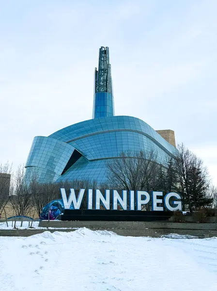 Winnipeg, Manitoba, Kanada: Kanada 'nın Yüreği. Winnipeg, Manitoba 'nın büyüleyici manzarası canlı şehir manzarası, kültürel simgeleri ve geniş açık çayır gökyüzü. The Forks, Kanada İnsan Hakları Müzesi ile tanınıyor..