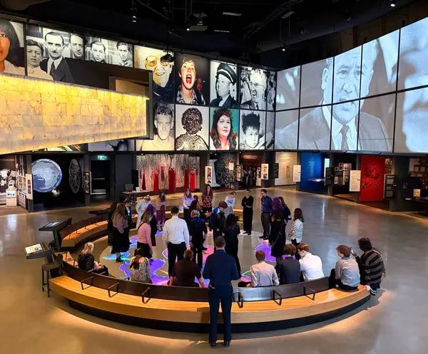 Kanada İnsan Hakları Müzesi Winnipeg, Manitoba, Kanada: Kanada 'nın Yüreği. Winnipeg, Manitoba 'nın büyüleyici manzarası canlı şehir manzarası, kültürel simgeleri ve geniş açık çayır gökyüzü. Forks 'la tanınan.