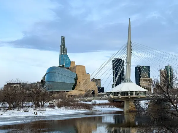 Winnipeg, Manitoba, Kanada: Kanada 'nın Yüreği. Winnipeg, Manitoba 'nın büyüleyici manzarası canlı şehir manzarası, kültürel simgeleri ve geniş açık çayır gökyüzü. The Forks, Kanada İnsan Hakları Müzesi ile tanınıyor..