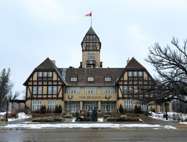 Assiniboine Park ve Yaprak, Winnipeg Manitoba 'nın Kalbinde Yeşil Oasis. Winnipeg, Manitoba 'daki Assiniboine Parkı' nın çarpıcı bir manzarası var..