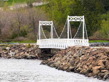 La Malbaie, Charlevoix Sahne Riverside Town, Quebec, Kanada. La Malbaie 'yi keşfedin, Quebec, Charlevoix' in göbeğindeki St. Lawrence Nehri boyunca kurulmuş pitoresk bir kasaba. Sarsılan tepeler, yemyeşil ormanlar ve çarpıcı kıyı manzaralarıyla çevrili..