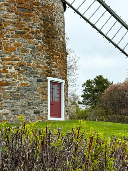Charlevoix, Quebec 'te Isle-aux-Coudres' in Manzarası. Quebec 'in Charlevoix bölgesindeki St. Lawrence Nehri' nde yerleşmiş huzurlu bir ada olan Isle-aux-Coudres 'in büyüleyici görüntüleri..