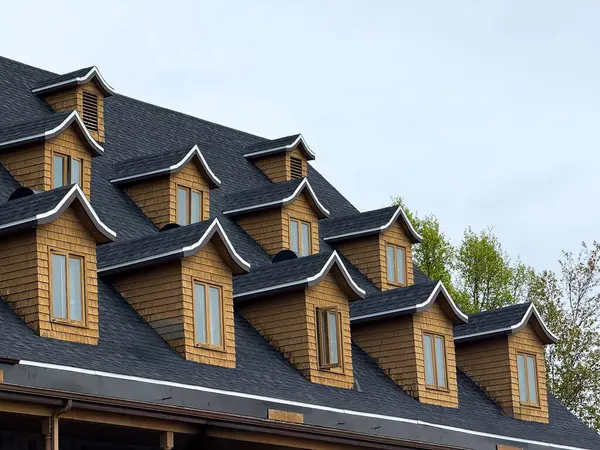 Charlevoix, Quebec 'te Isle-aux-Coudres' in Manzarası. Quebec 'in Charlevoix bölgesindeki St. Lawrence Nehri' nde yerleşmiş huzurlu bir ada olan Isle-aux-Coudres 'in büyüleyici görüntüleri..