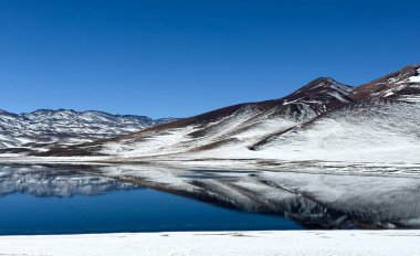 Lagunas Miscanti - Chiles Atacama Çölü, dünya dışı manzaralar, tuz düzlükleri, gayzerler ve yıldızlı kayak dünyaları ile göz kamaştırıyor..