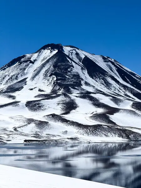 Lagunas Miscanti - Chiles Atacama Çölü, dünya dışı manzaralar, tuz düzlükleri, gayzerler ve yıldızlı kayak dünyaları ile göz kamaştırıyor..