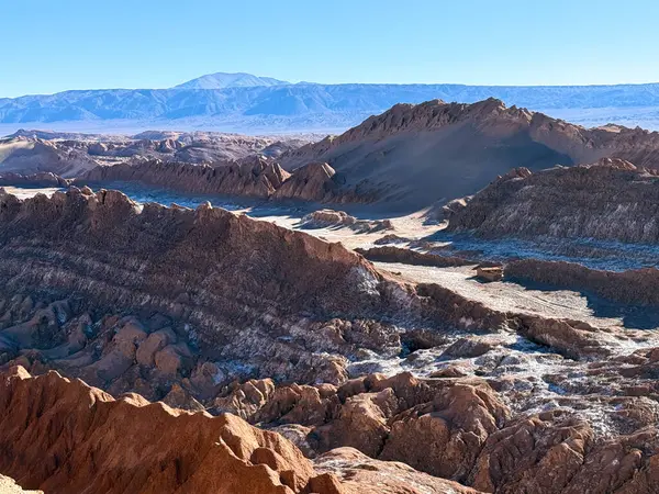 Valle de la Luna - Chiles Atacama Çölü diğer dünyalardan gelen manzaralar, tuz düzlükleri, gayzerler ve yıldızlı kayaklar ile göz kamaştırıyor..