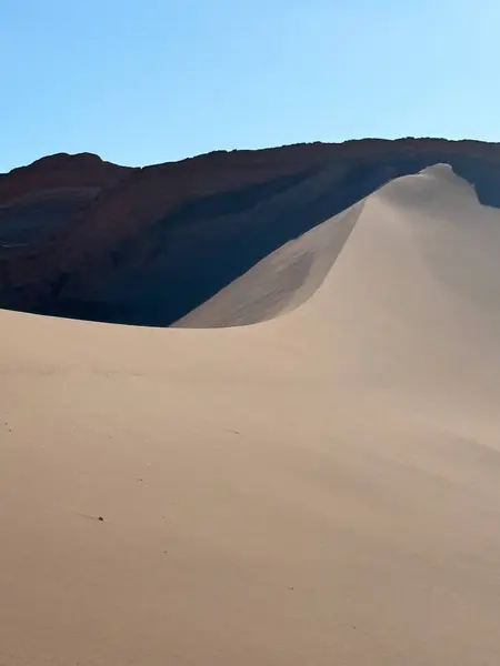 Valle de la Luna - Chiles Atacama Çölü diğer dünyalardan gelen manzaralar, tuz düzlükleri, gayzerler ve yıldızlı kayaklar ile göz kamaştırıyor..